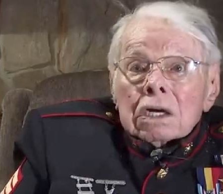 100 year old vet cries 01